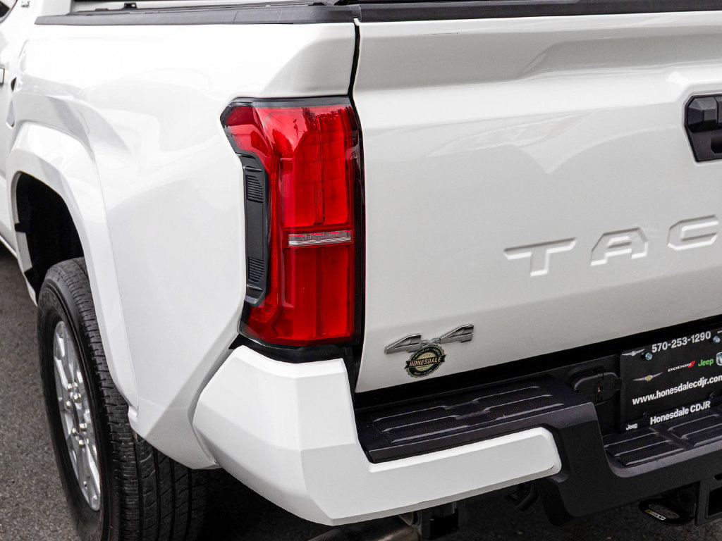 Used 2025 Toyota Tacoma SR5 AWD/4WD image 36
