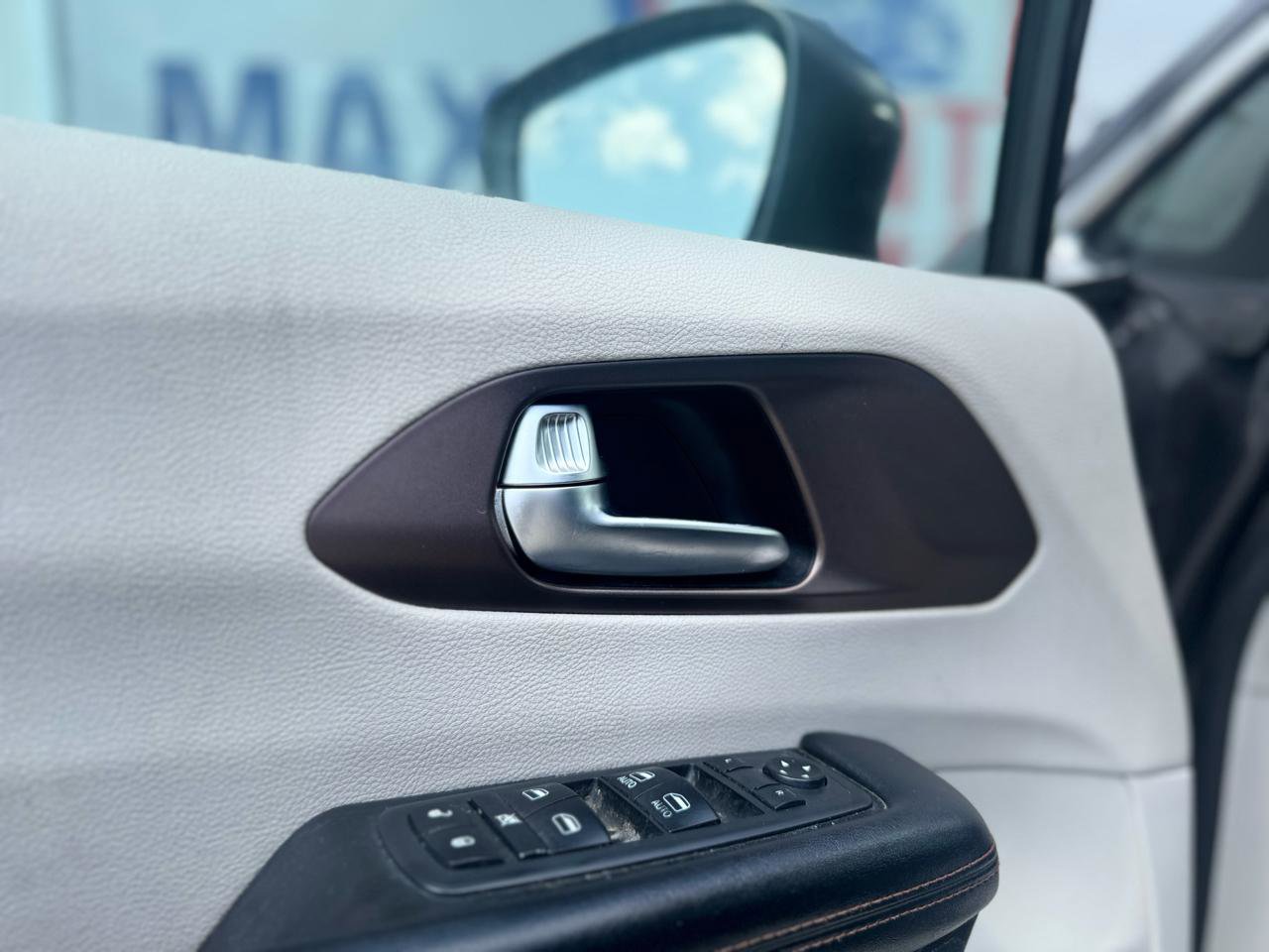 Used 2019 Chrysler Pacifica Touring-L image 30