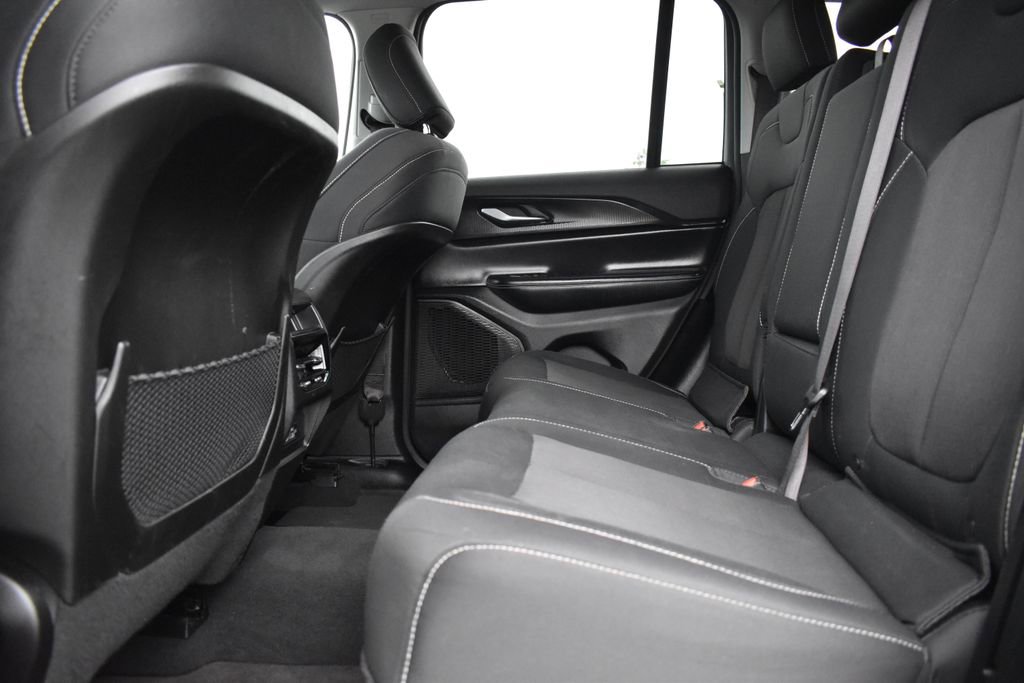 Used 2024 Jeep Grand Cherokee Laredo RWD image 11