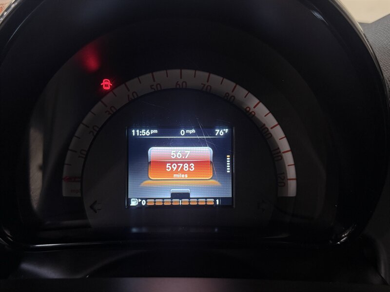 Used 2017 smart fortwo passion RWD image 24