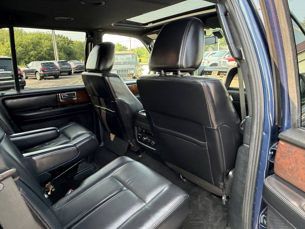 Used 2016 Lincoln Navigator Select AWD/4WD image 23