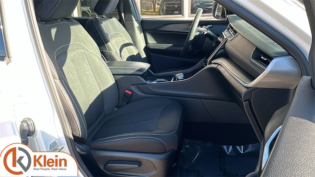 Used 2024 Jeep Grand Cherokee L Laredo w/ Luxury Tech Group I image 32