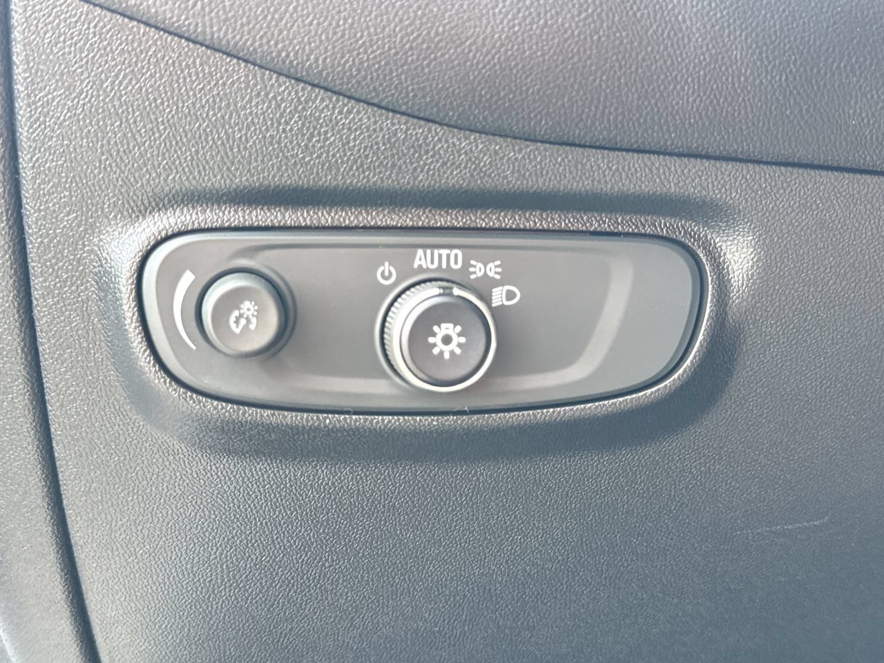 Used 2019 Chevrolet Equinox LT w/ LPO, Blackout Package FWD image 17