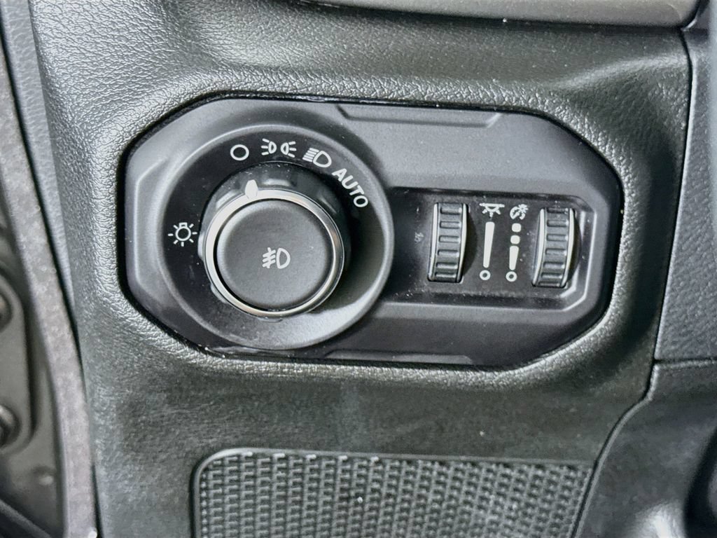 Used 2018 Jeep Wrangler Unlimited Sahara AWD/4WD image 19