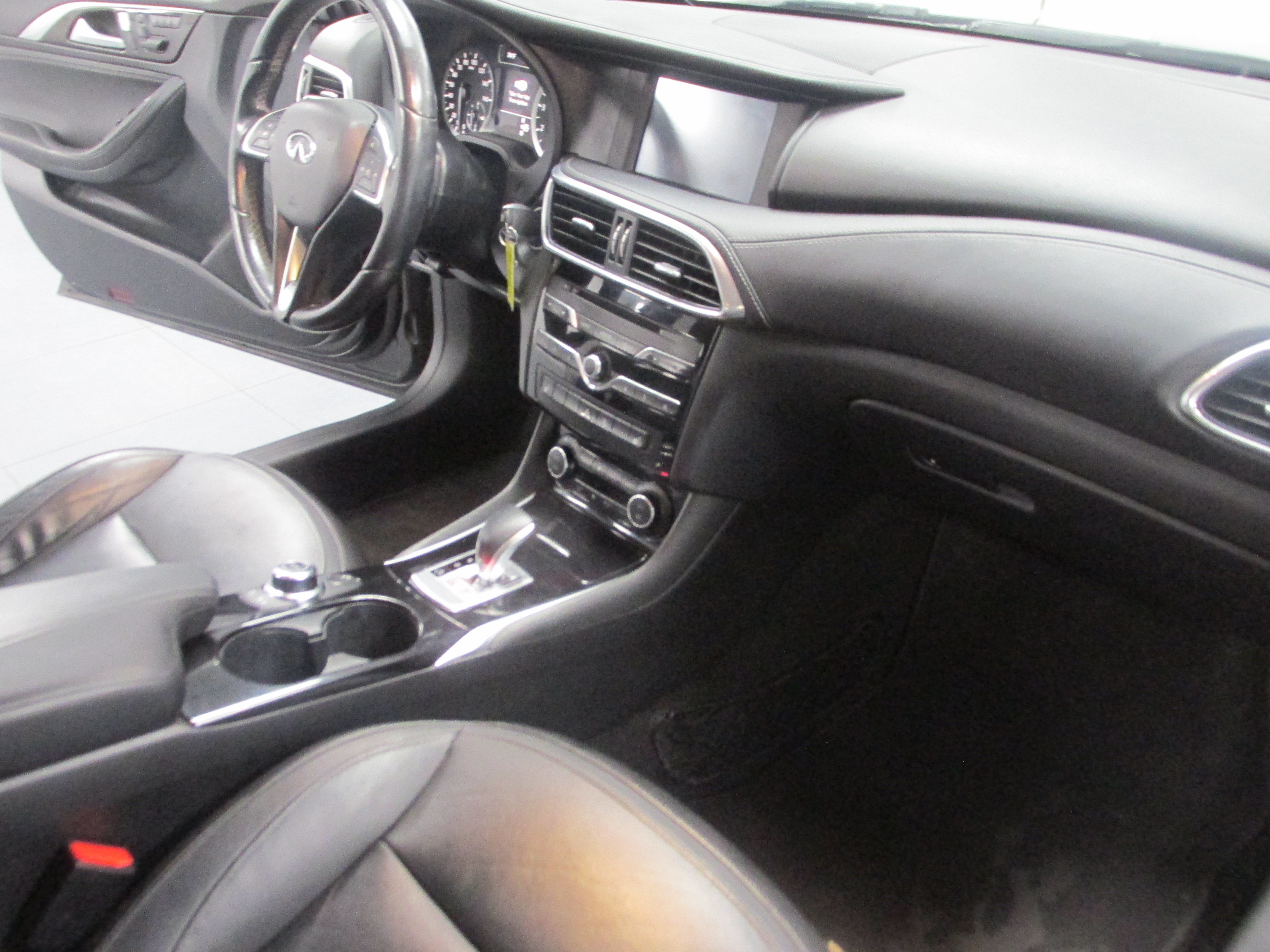 Used 2017 INFINITI QX30 AWD image 25