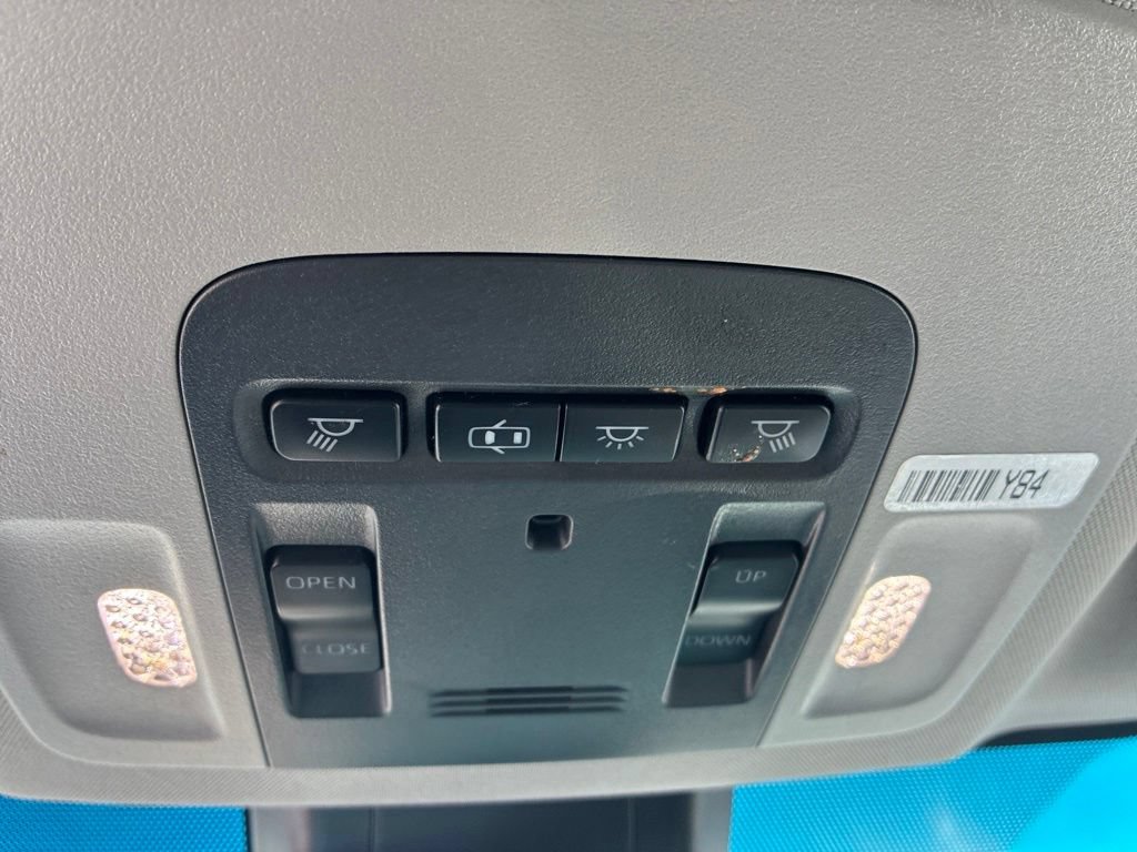 Used 2018 Toyota Camry SE w/ Moonroof Package FWD image 19