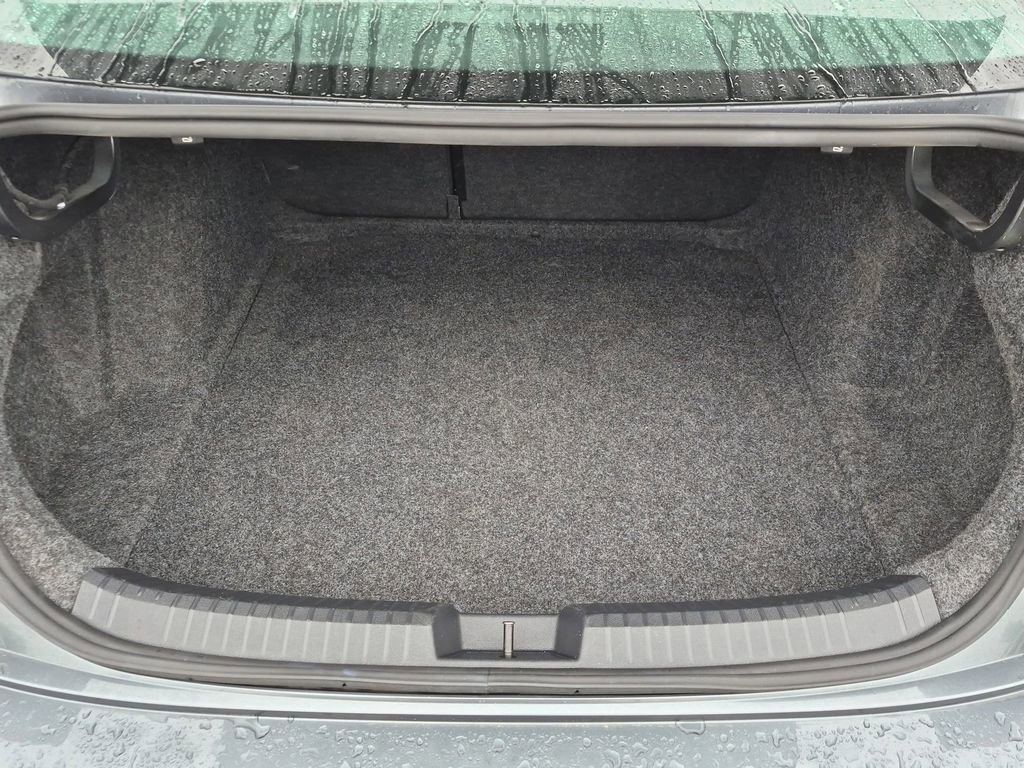Used 2025 Volkswagen Jetta SE FWD image 22