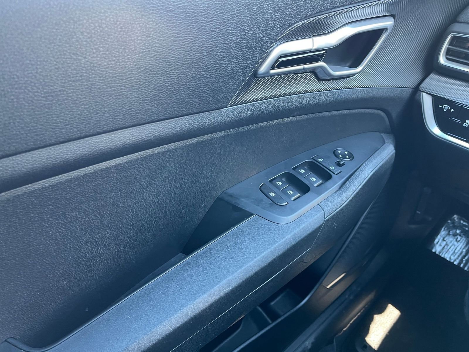 Used 2025 Kia Sportage LX image 18