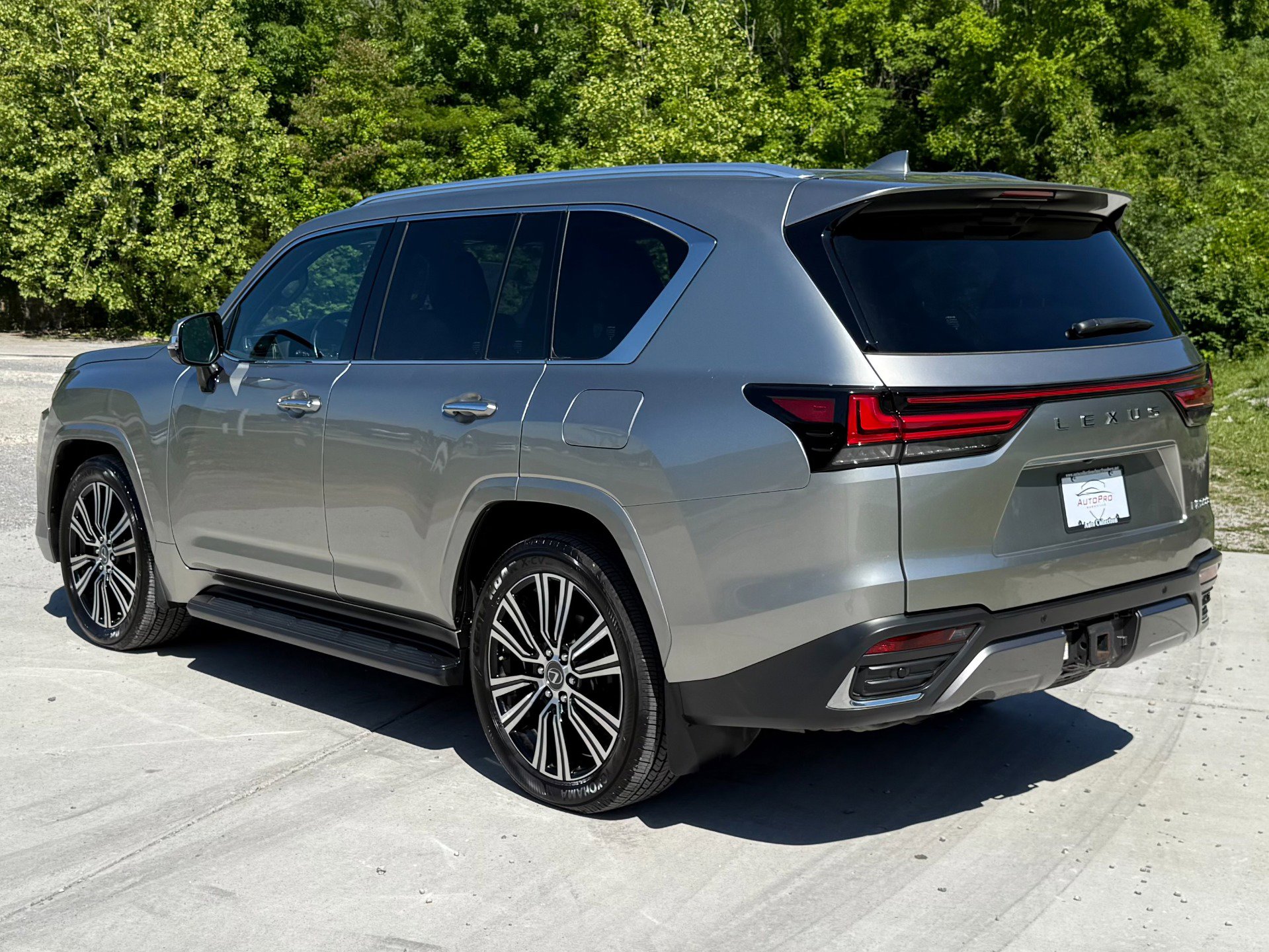 Used 2023 Lexus LX 600 4WD w/ Luxury Package image 4