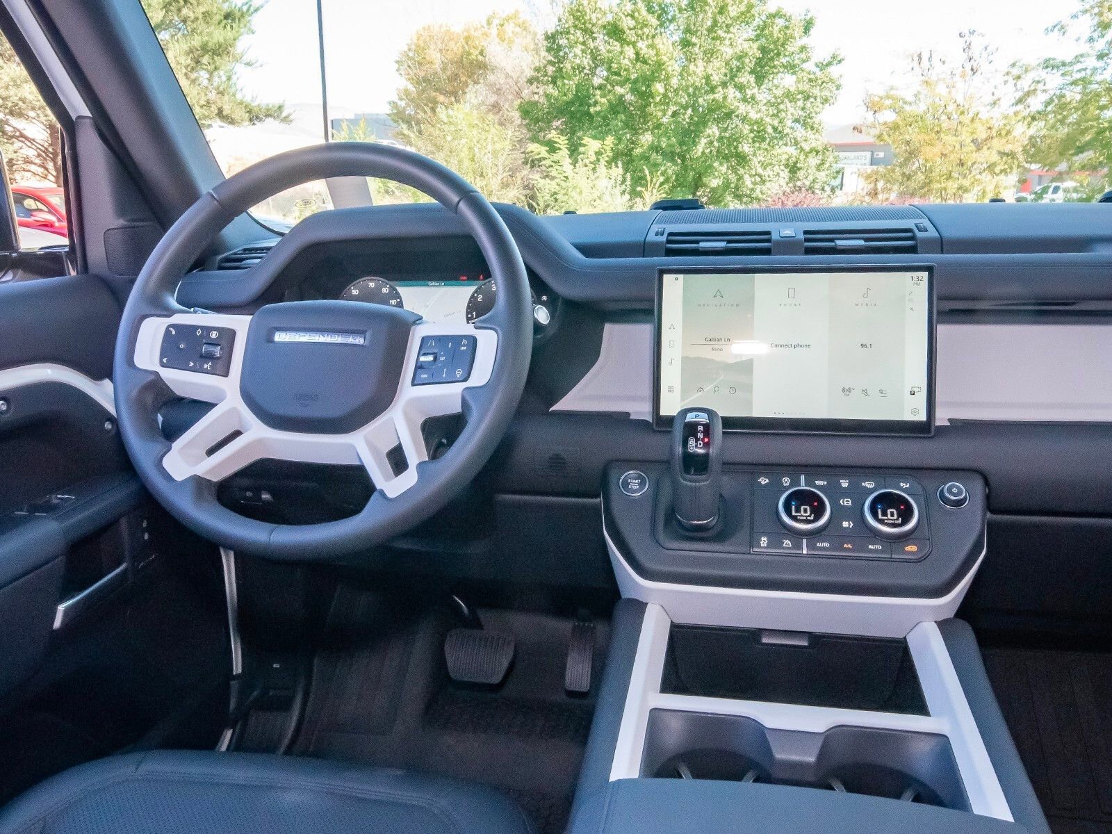 Used 2025 Land Rover Defender 90 S image 39