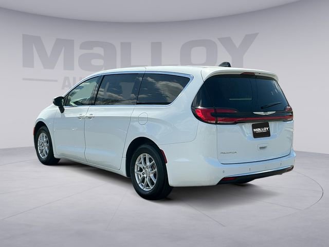 Used 2023 Chrysler Pacifica Touring-L FWD image 3