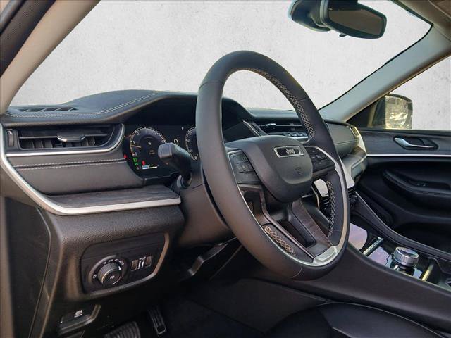 Used 2024 Jeep Grand Cherokee L Limited w/ Black Appearance Package AWD/4WD image 10