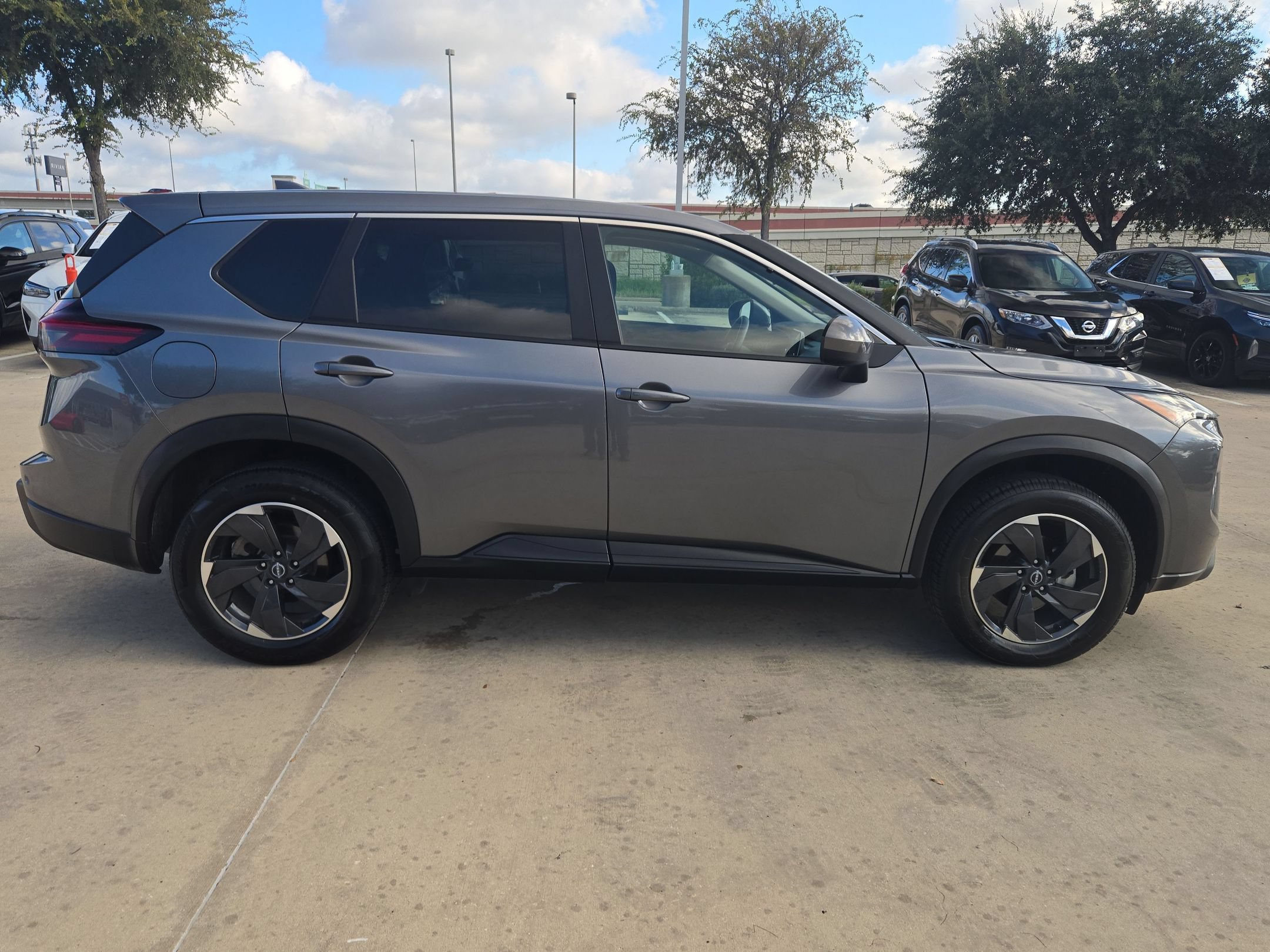 Used 2024 Nissan Rogue SV AWD/4WD image 2