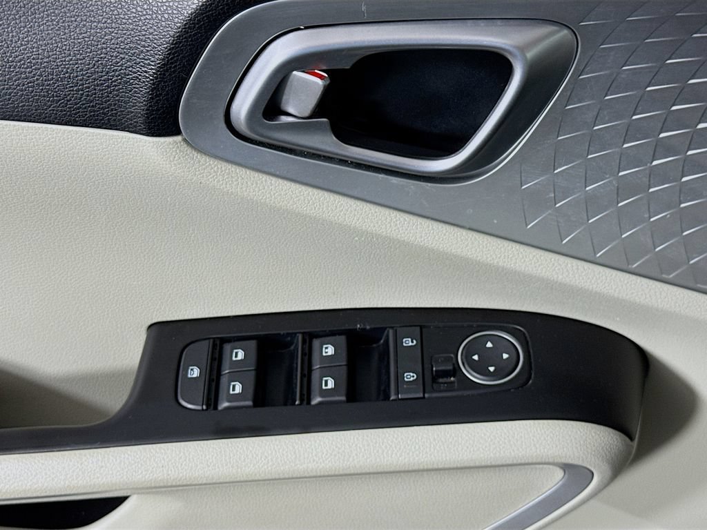 Used 2023 Kia Soul LX w/ LX Technology Package FWD image 21