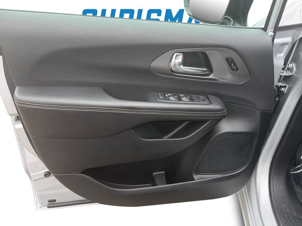 Used 2026 Chrysler Pacifica Select image 17