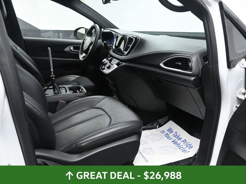Used 2024 Chrysler Pacifica Select image 22