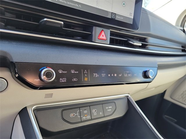 Used 2025 Kia Carnival EX image 24