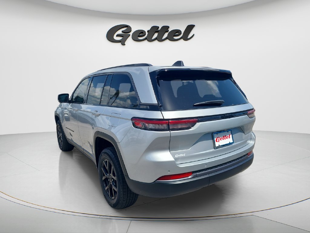 Used 2026 Jeep Grand Cherokee Altitude RWD image 7