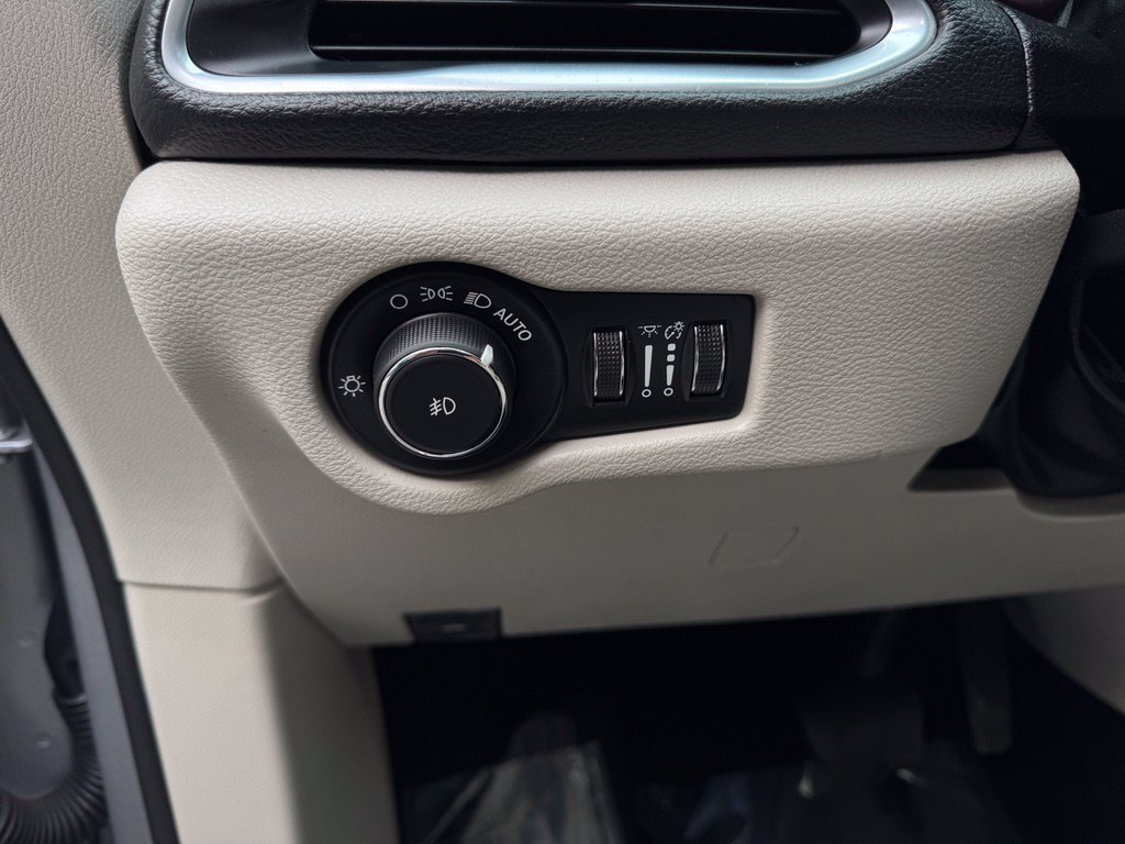 Used 2020 Chrysler Pacifica Limited FWD image 13