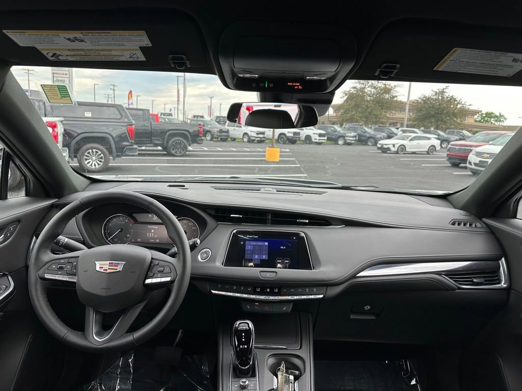 Used 2022 Cadillac XT4 Luxury w/ Cold Weather Package AWD/4WD image 8