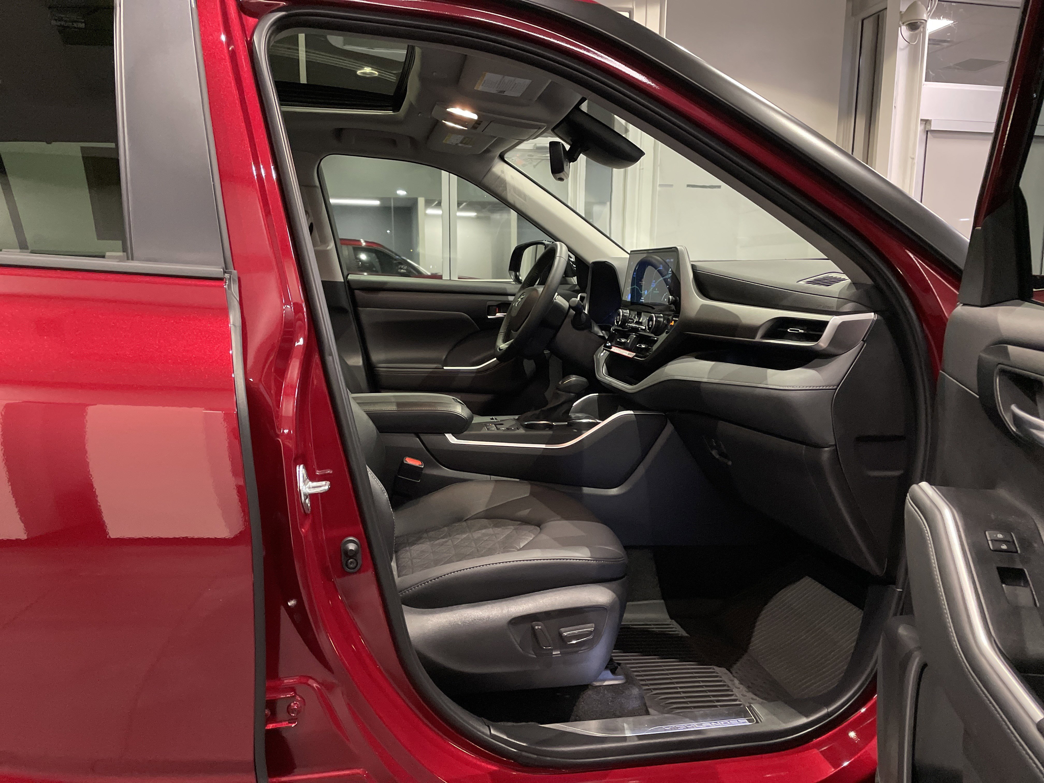 Used 2025 Toyota Highlander XLE image 37