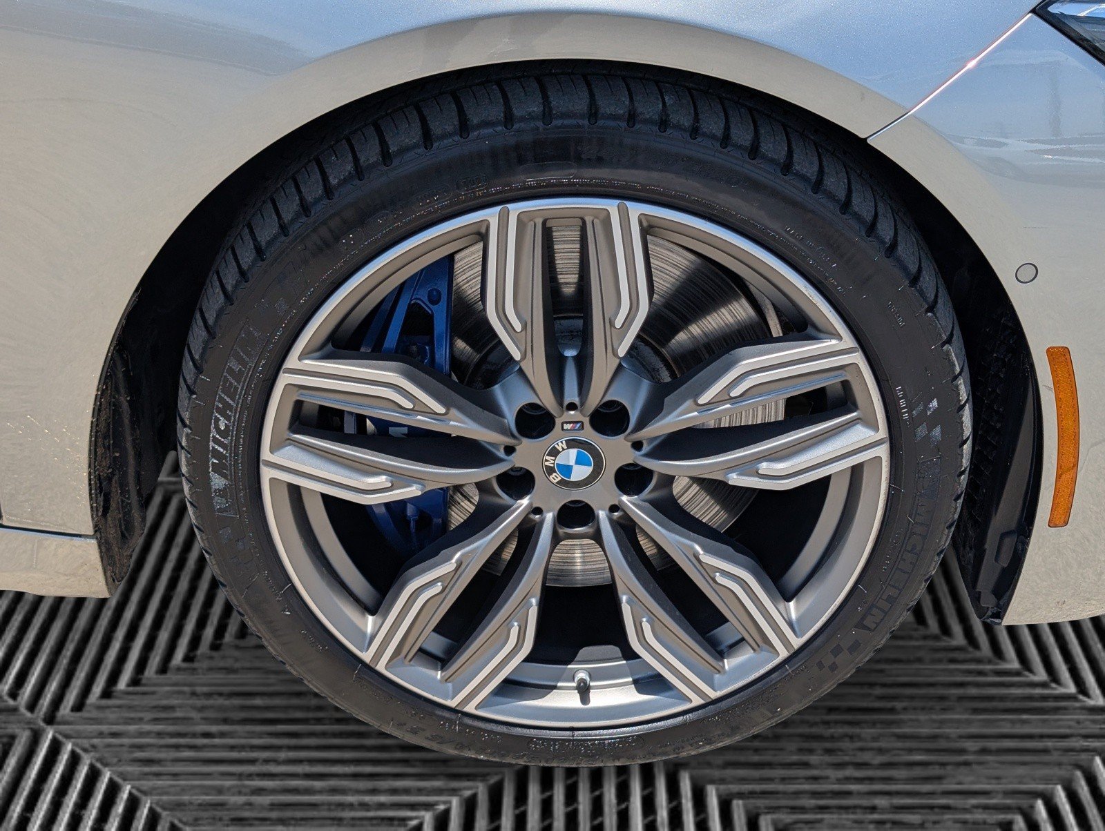 Used 2022 BMW M760i xDrive w/ Luxury Rear Seating Package AWD/4WD image 32