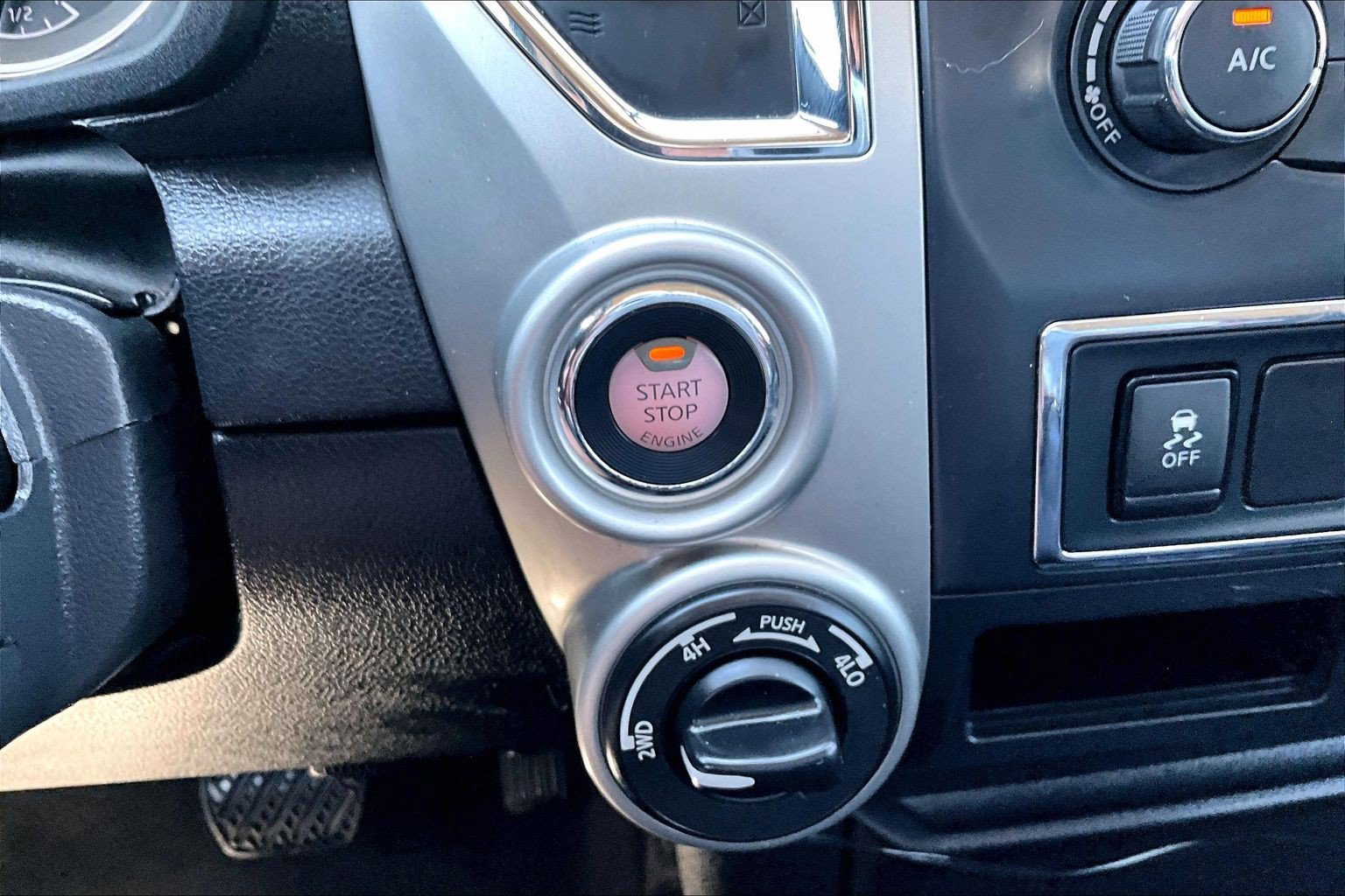 Used 2017 Nissan Titan SV AWD/4WD image 22