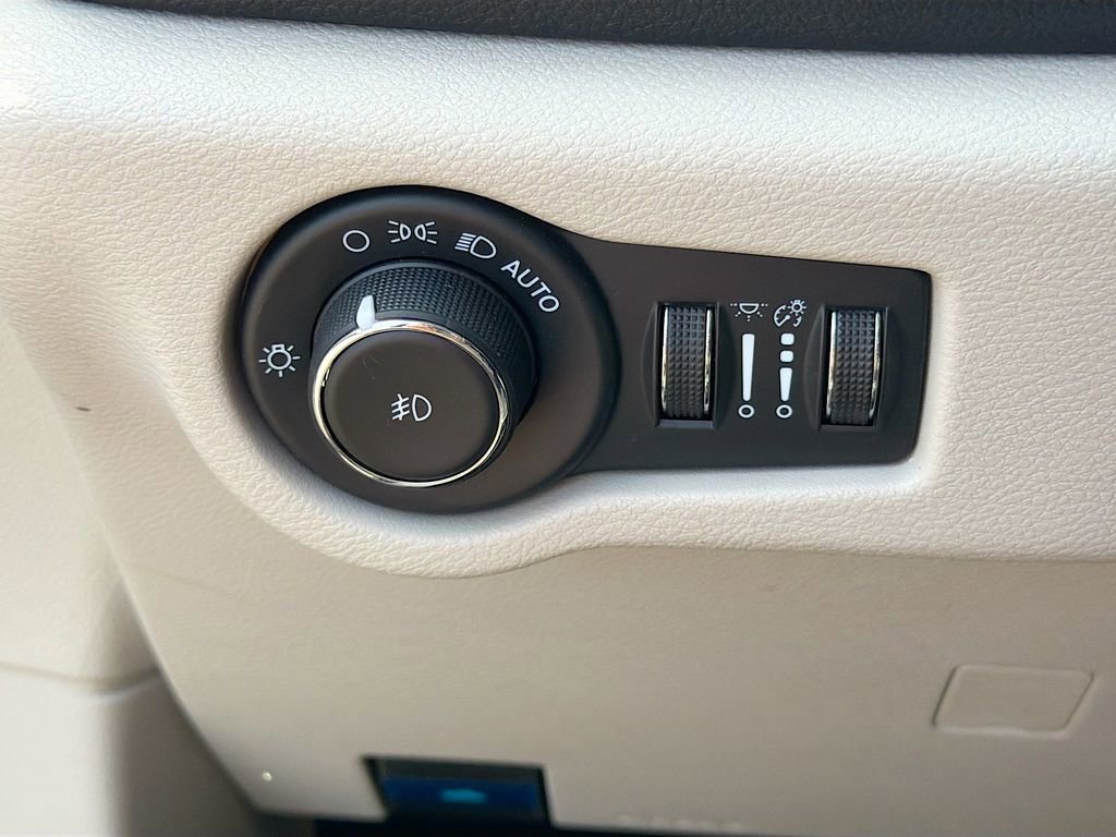 Used 2023 Chrysler Pacifica Limited image 36