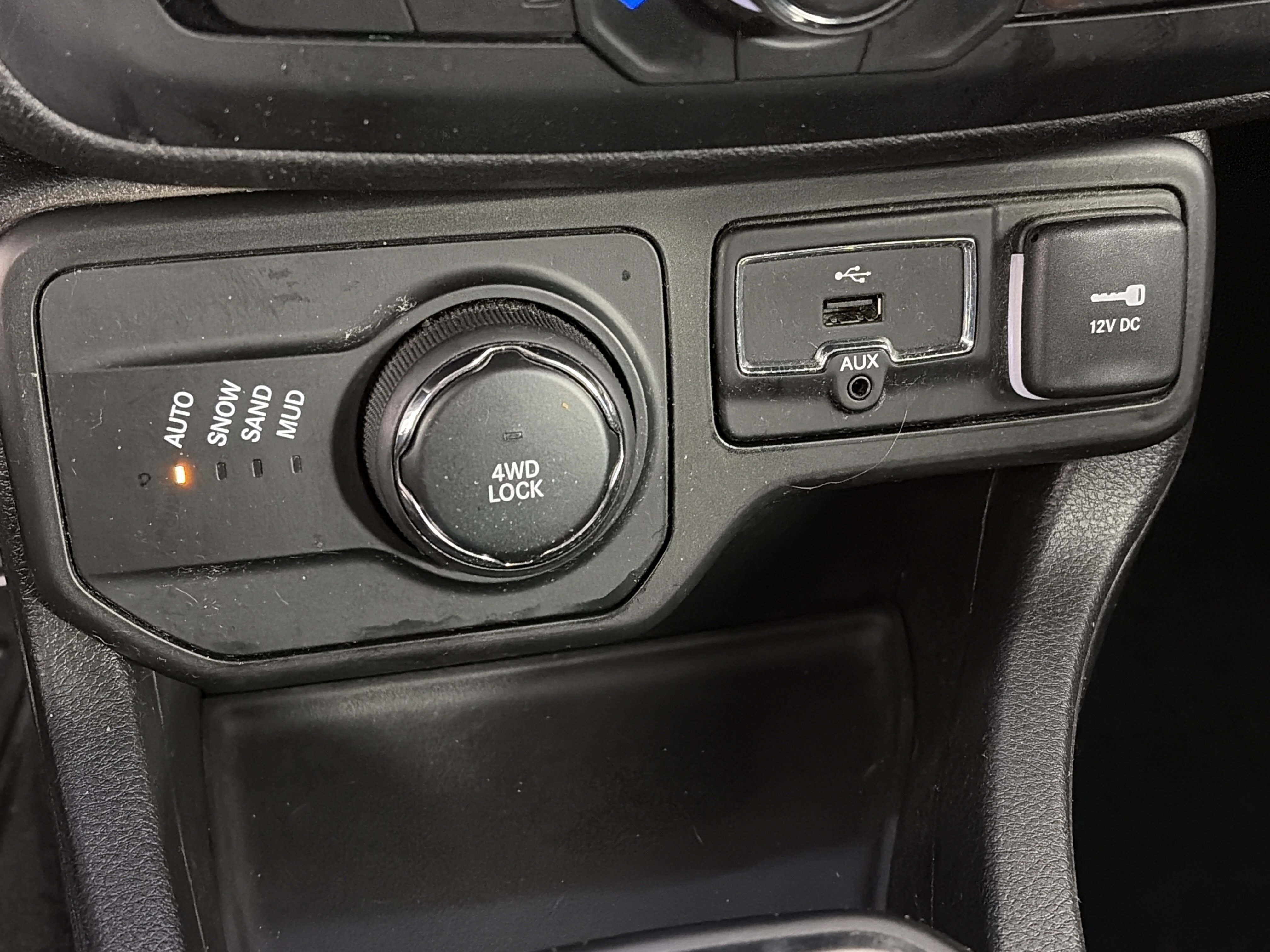 Used 2018 Jeep Renegade Latitude w/ Cold Weather Group image 23