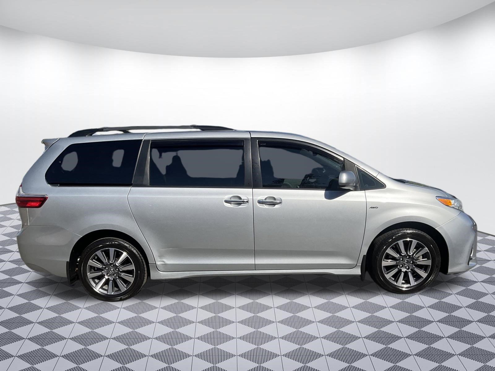 Used 2019 Toyota Sienna XLE w/ XLE Navigation Package AWD/4WD image 2
