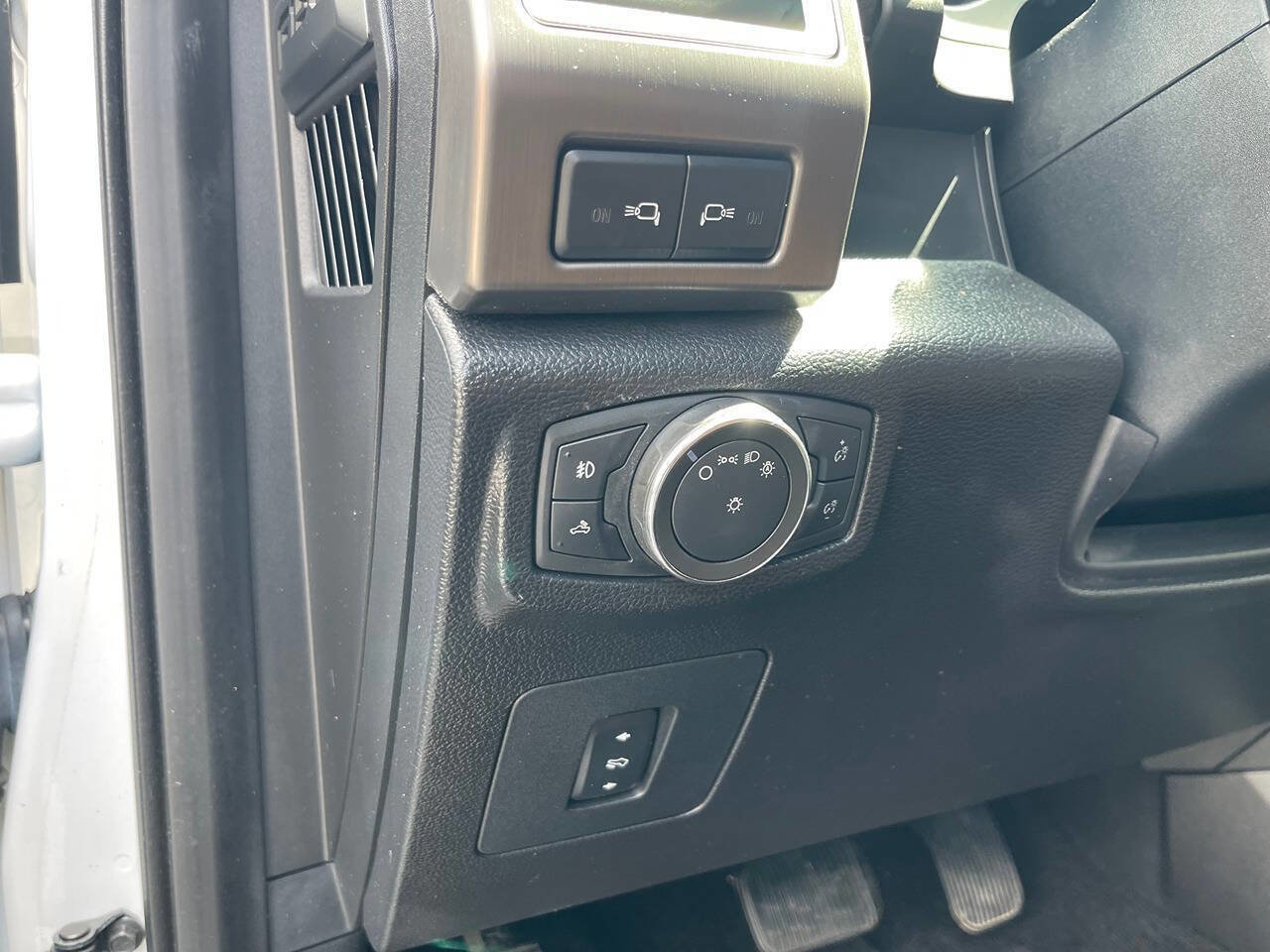 Used 2016 Ford F150 Limited w/ Trailer Tow Package image 23