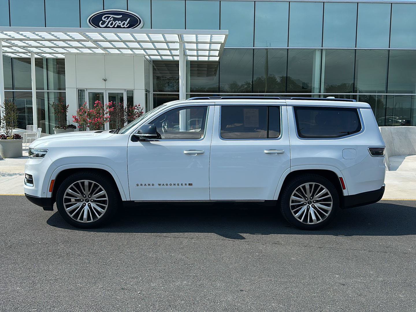 Used 2023 Jeep Grand Wagoneer Series III AWD/4WD image 8