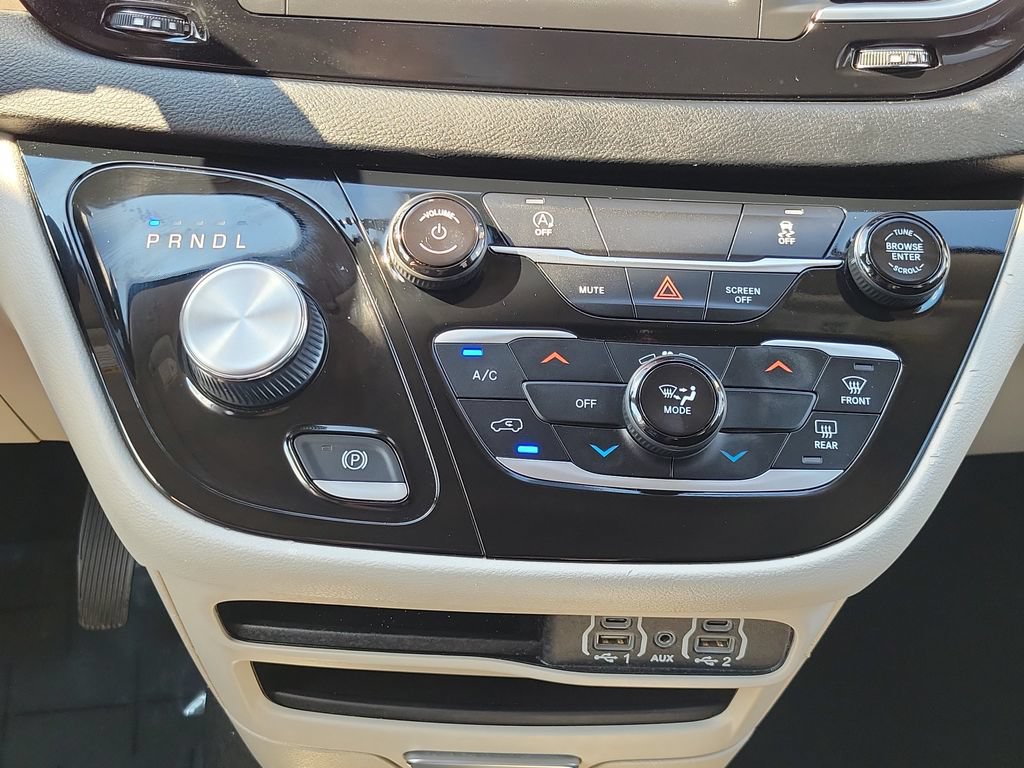 Used 2023 Chrysler Voyager LX FWD image 19