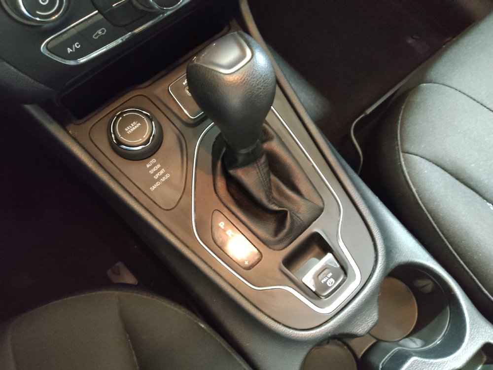 Used 2020 Jeep Cherokee Latitude w/ Cold Weather Group AWD/4WD image 26