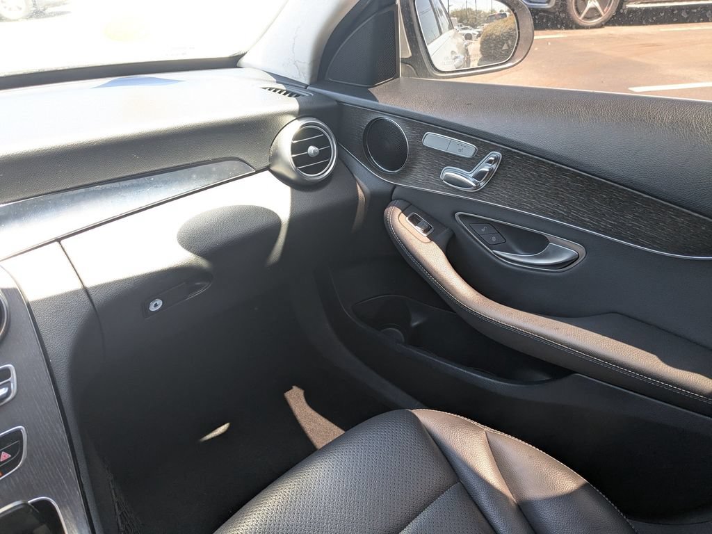 Used 2021 Mercedes-Benz C 300 Sedan image 4