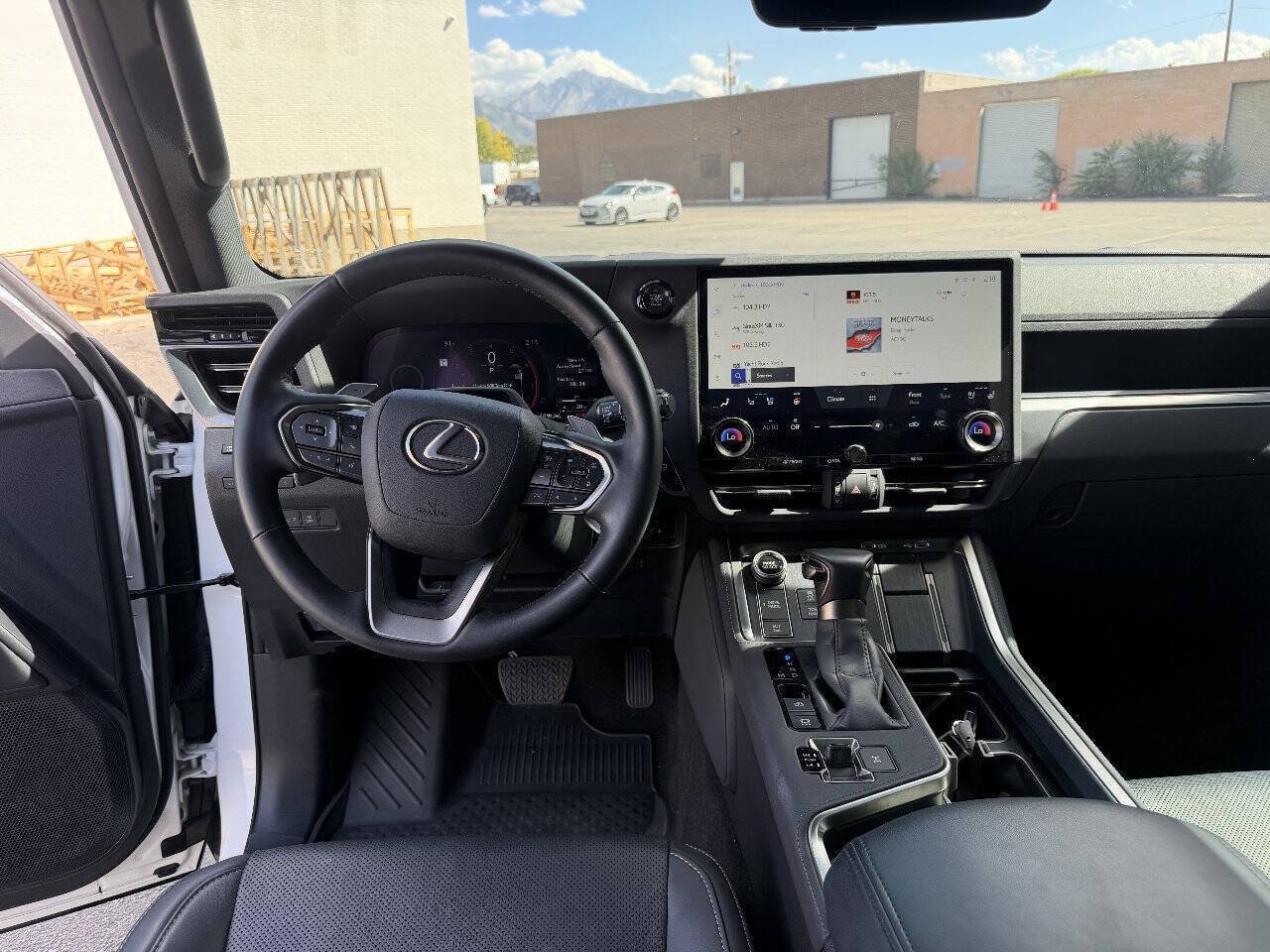 Used 2025 Lexus GX 550 w/ Accessory Package (2T) AWD/4WD image 17