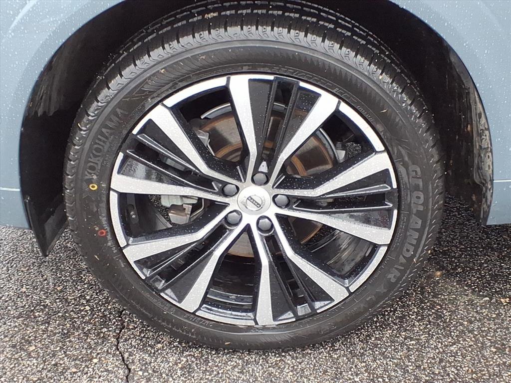 Certified 2023 Volvo XC60 B5 Plus w/ Climate Package image 9