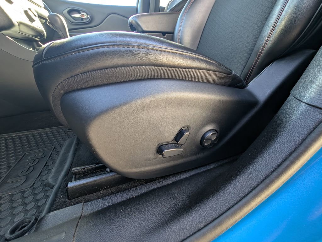 Used 2021 Jeep Cherokee Trailhawk image 14