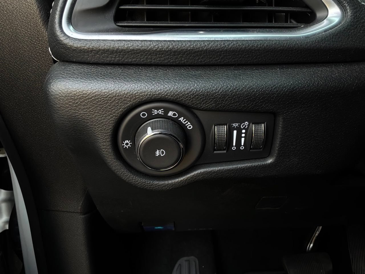 Used 2025 Chrysler Pacifica Limited FWD image 34