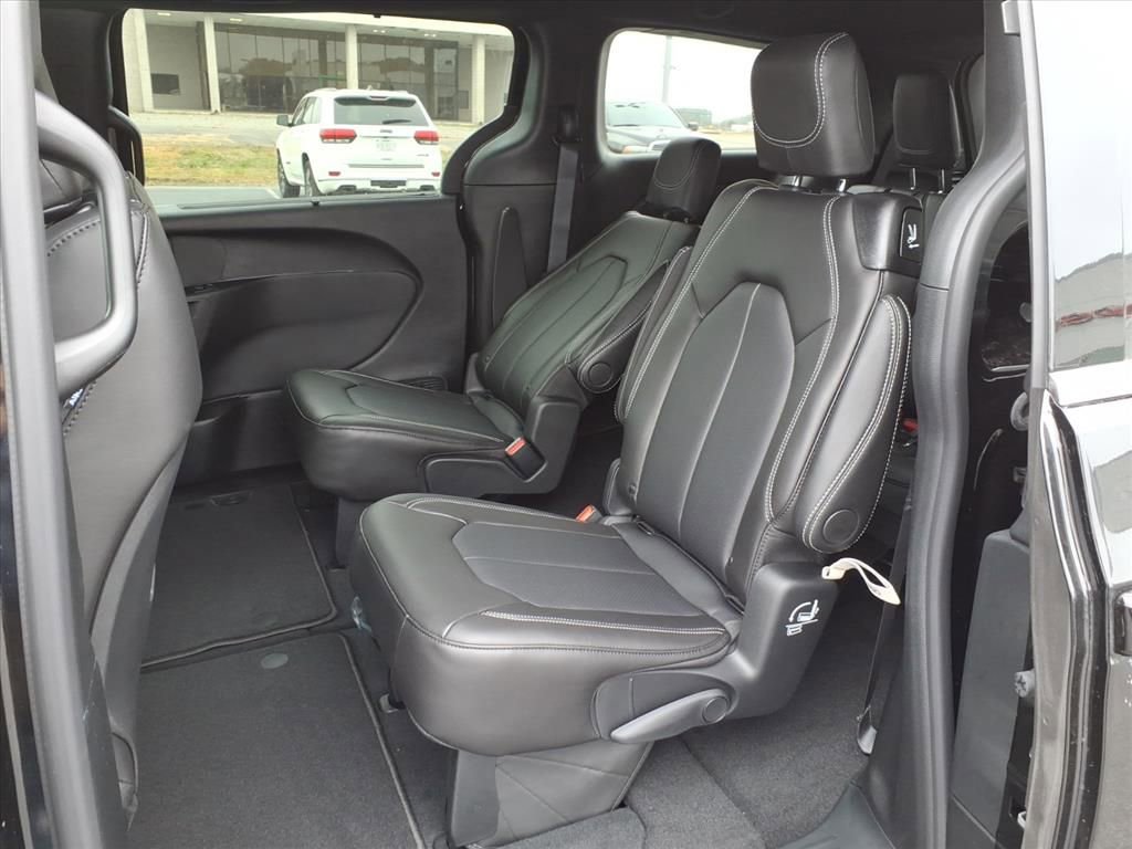 New 2026 Chrysler Pacifica Select image 8
