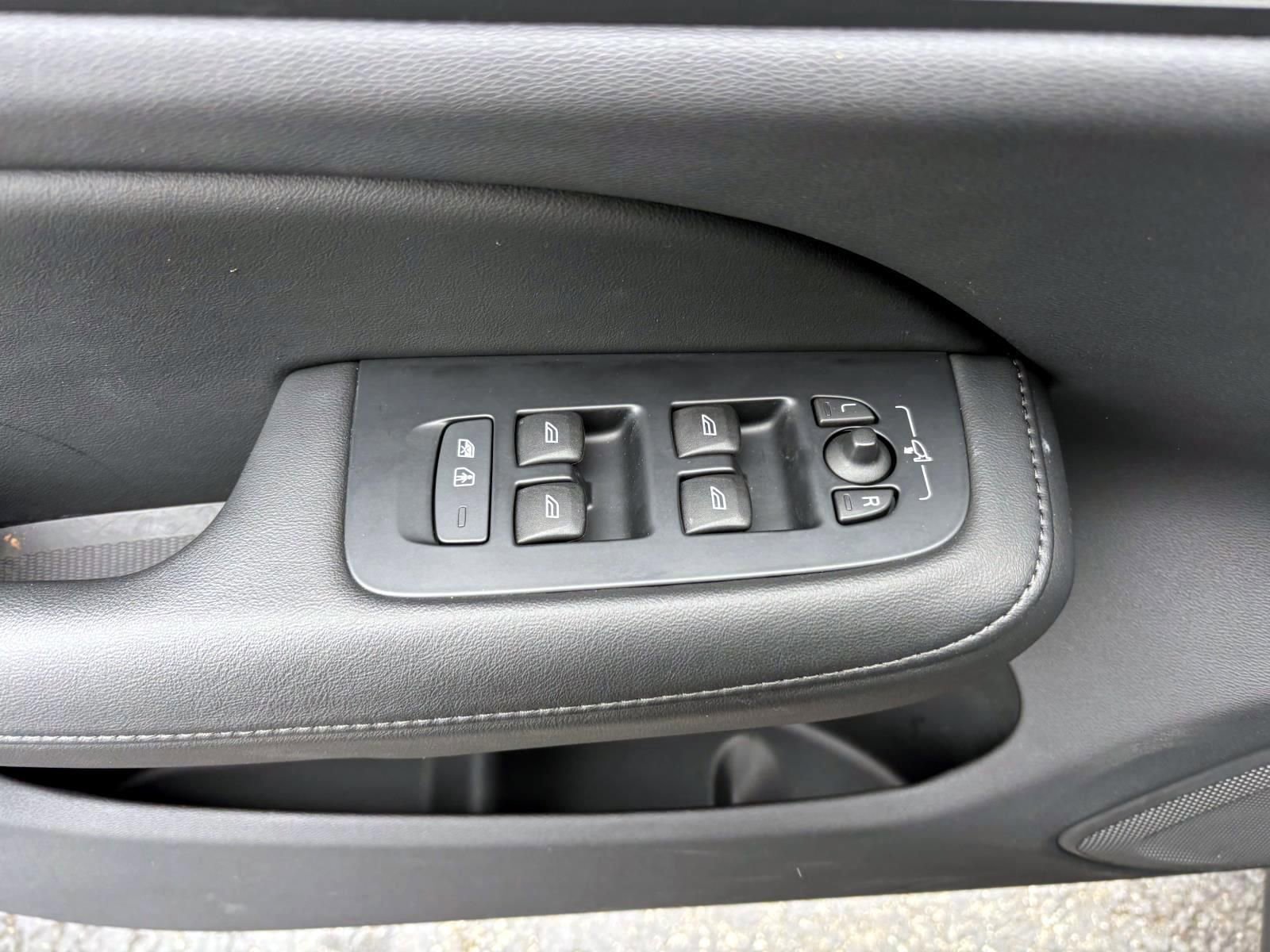 Used 2025 Volvo V60 B5 Cross Country Plus image 11