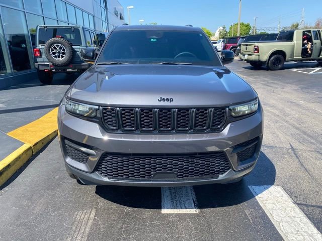 Used 2023 Jeep Grand Cherokee Altitude image 3