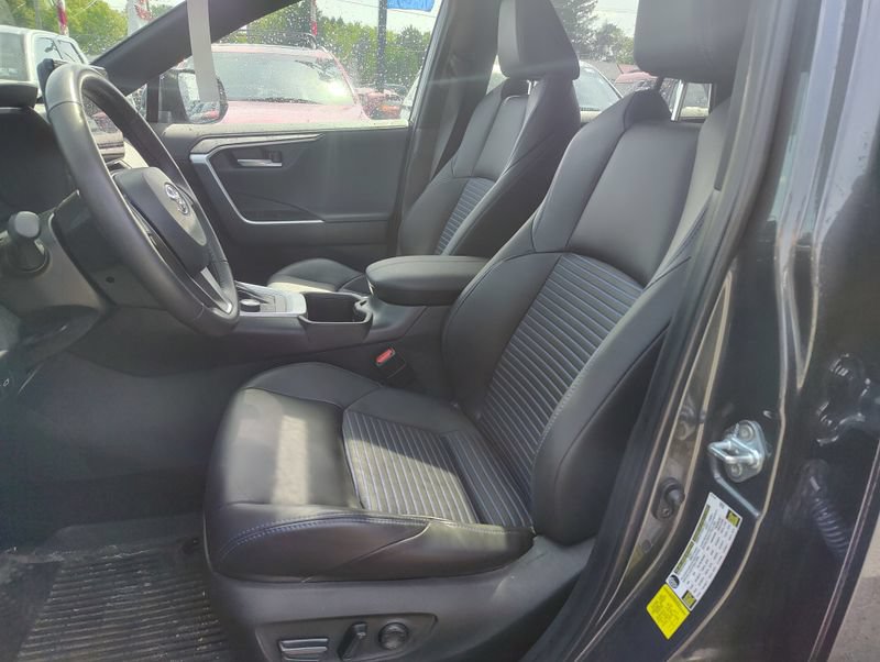 Used 2025 Toyota RAV4 XSE w/ Weather Package AWD/4WD image 9
