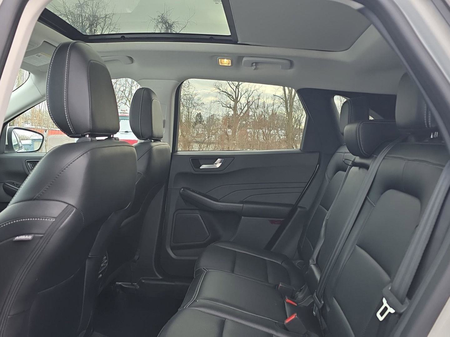 Used 2022 Ford Escape Titanium w/ Class II Trailer Tow Package image 34