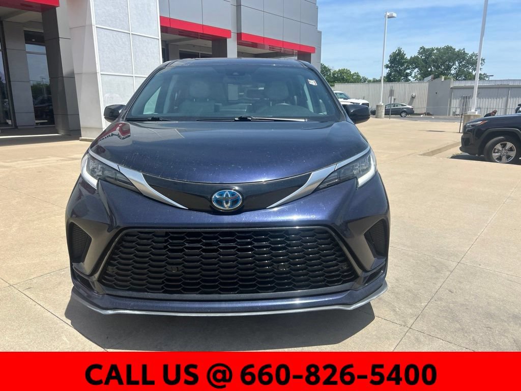 Used 2023 Toyota Sienna LE AWD/4WD image 3