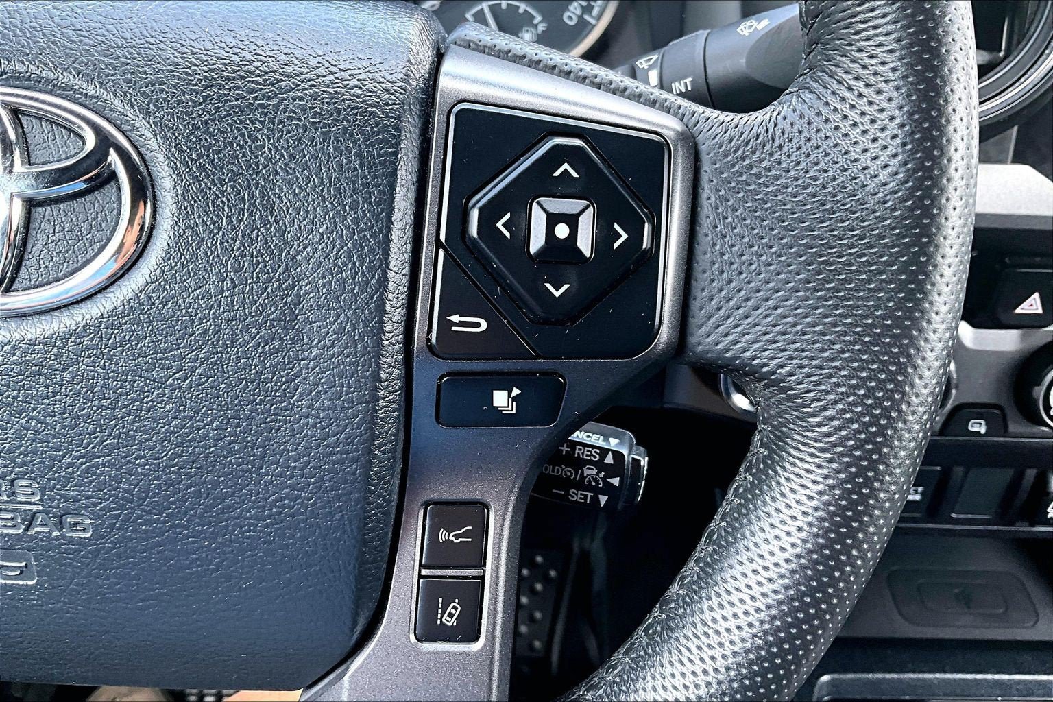 Used 2018 Toyota Tacoma TRD Sport AWD/4WD image 17