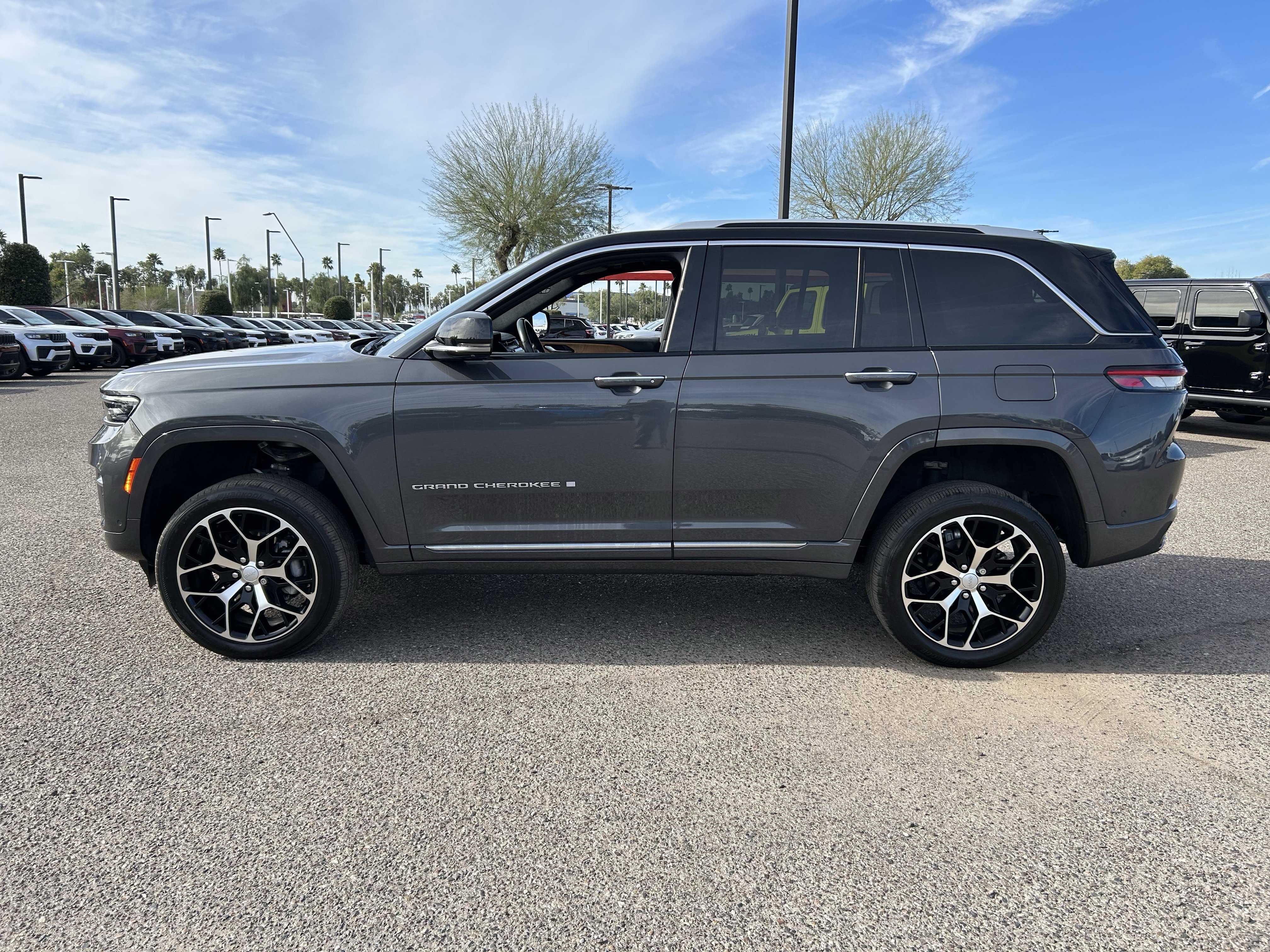 Used 2022 Jeep Grand Cherokee Summit image 3