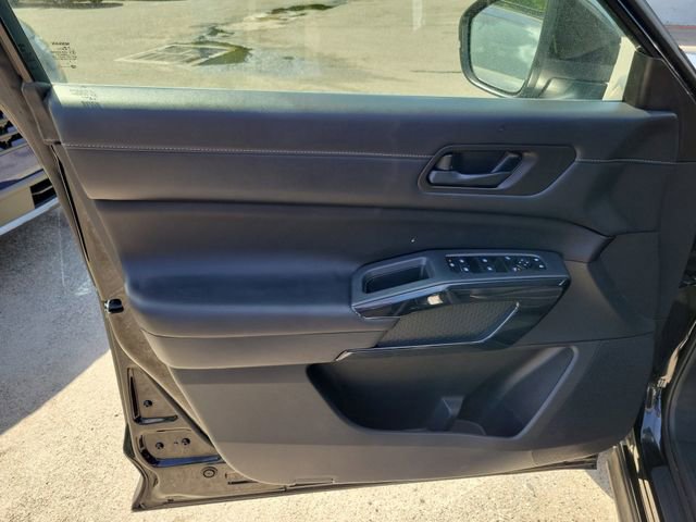 Used 2025 Nissan Pathfinder SV image 9