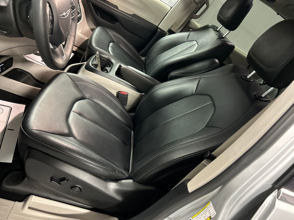 Used 2024 Chrysler Pacifica Touring-L FWD image 12