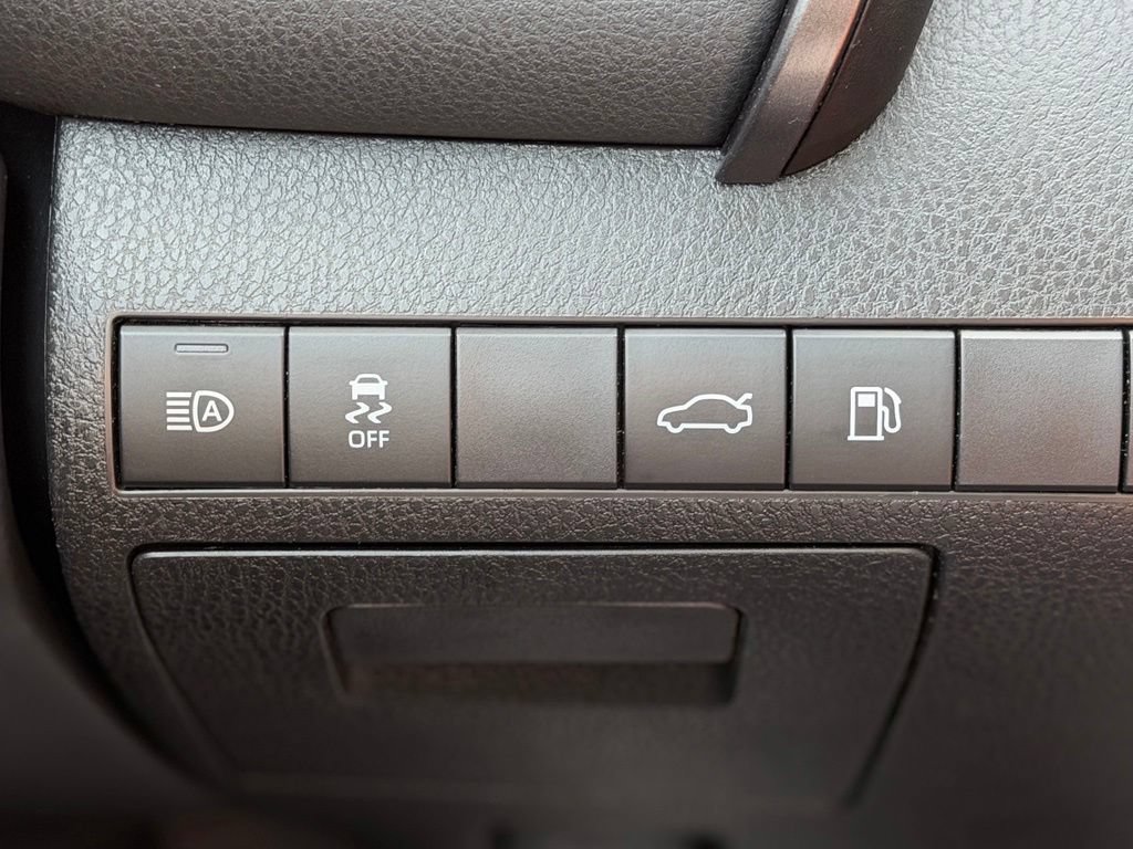 Used 2018 Toyota Camry SE w/ Moonroof Package FWD image 17